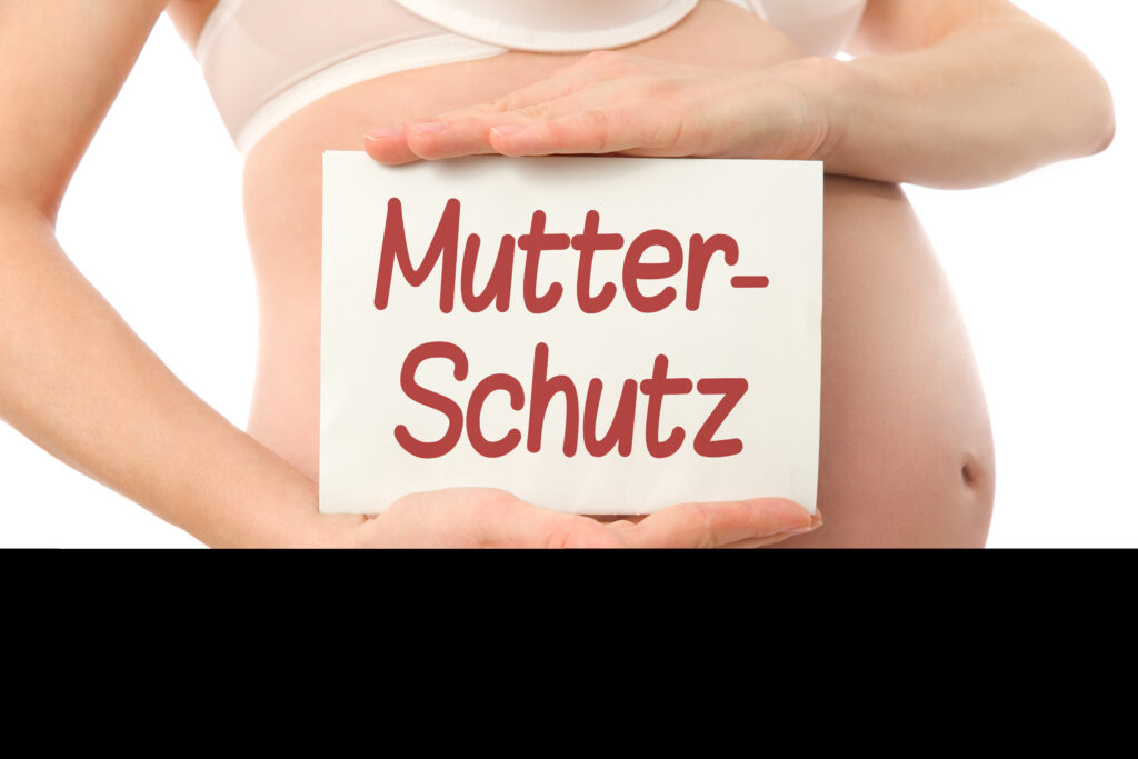 Schwangere Frau mit Schild Mutterschutz